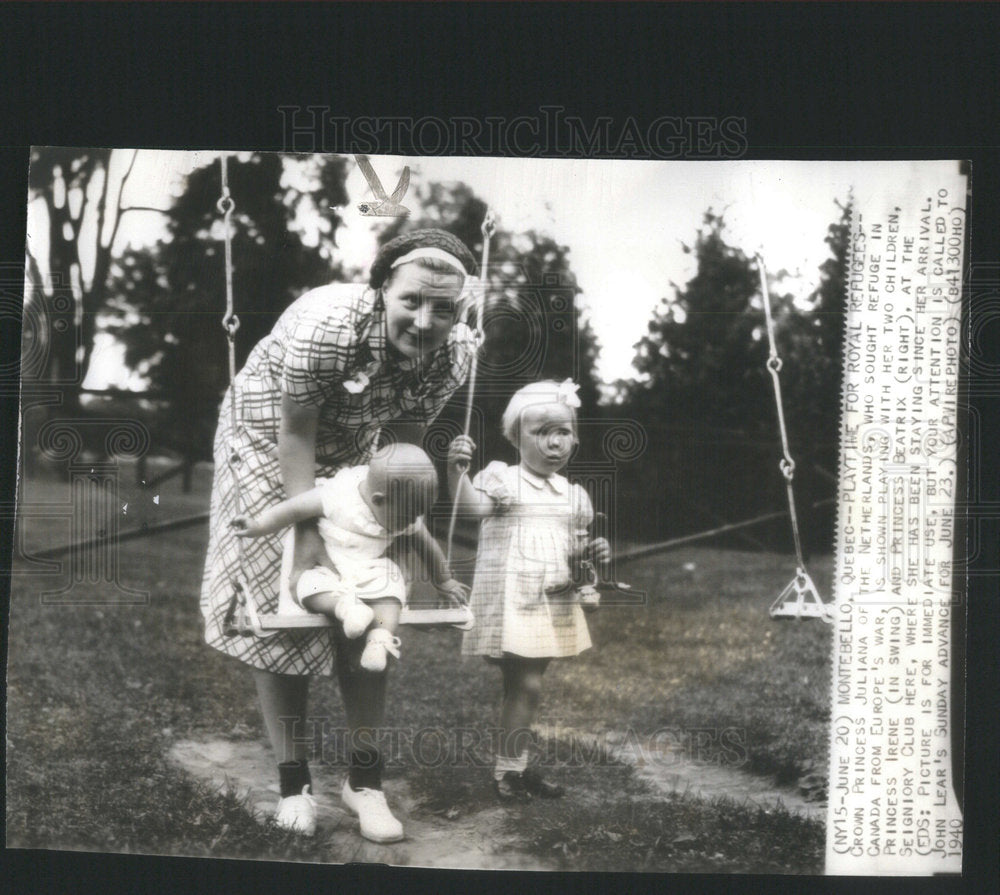 1940  Princess Juliana Of Netherlands Playing With Irene Beatrix - Historic Images