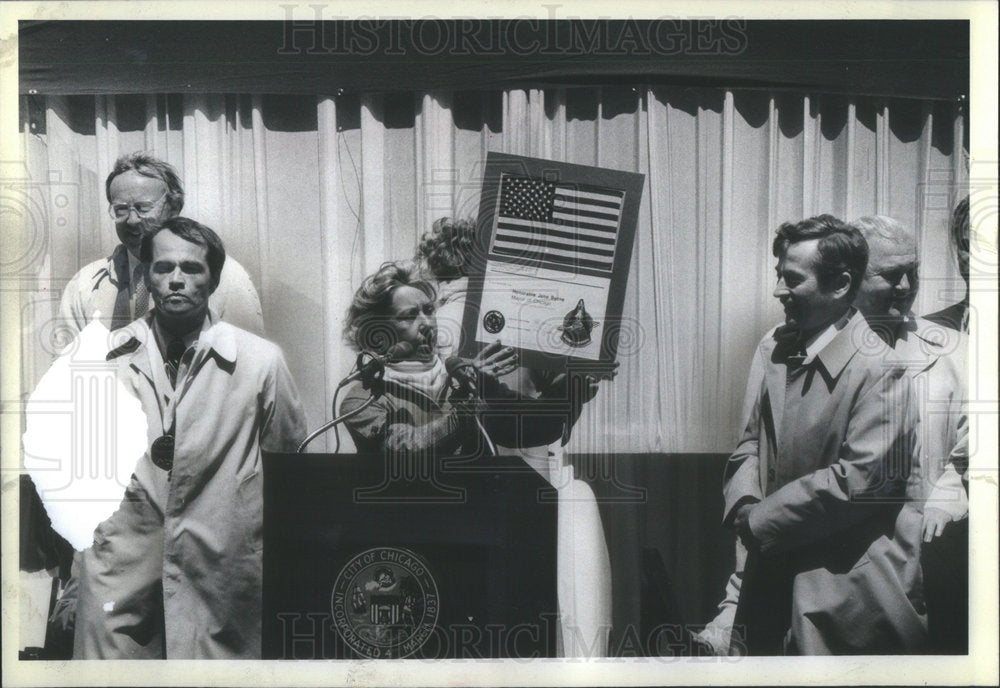 1981 Press Photo Mayor Burne displays a plaque to the city by Crippen and Young - Historic Images