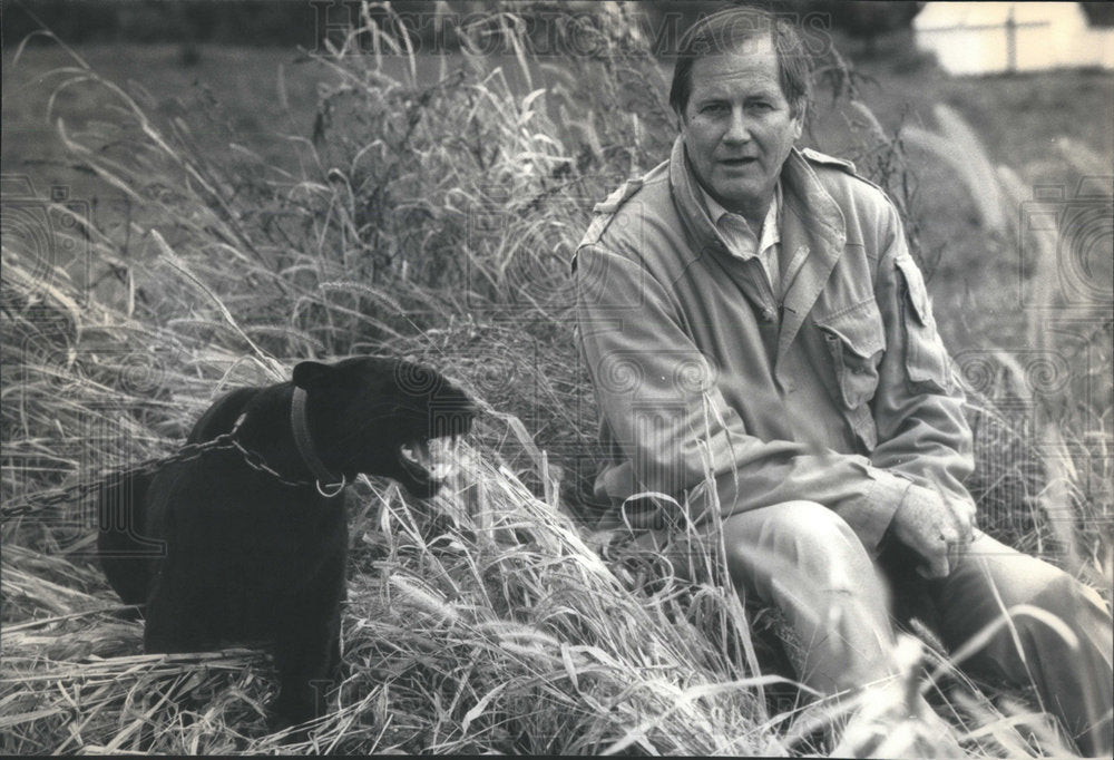 1987 Press Photo Naturalist Jim Fowler Black Leopard Animal Charity Wild Kingdom - Historic Images