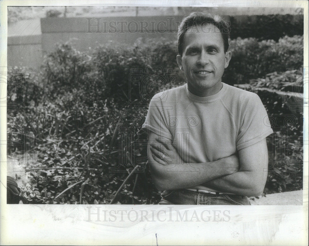 1983 Press Photo Charles cochrane Policeman pride Lesbian AIDS torment people - Historic Images