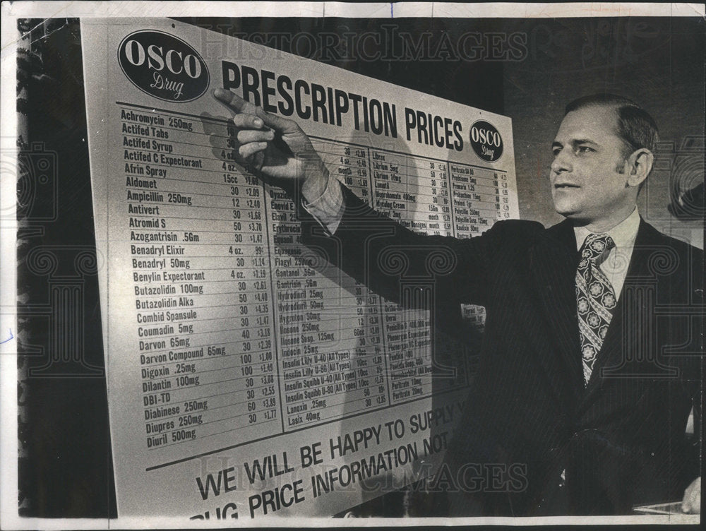 1971 Press Photo Richard Cline president Osco Drug Inc posters pricing firm - Historic Images