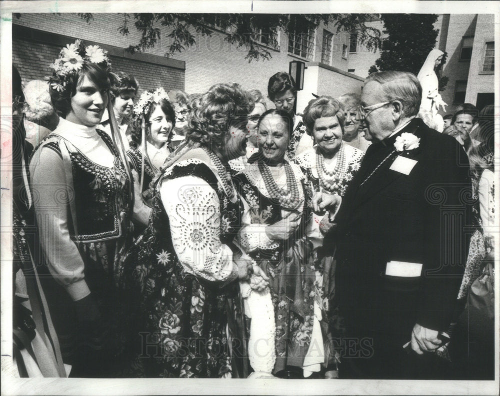 1977 Press Photo John Cardinal Cody Poland Holy Cathedral Warsaw Chicago Sister - Historic Images