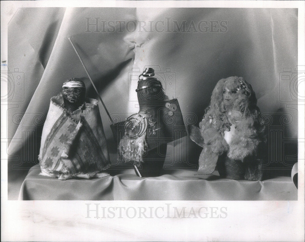 1989 Press Photo Miniature bowling pins Navajo Indian Time Warrior Mermaid Bemi - Historic Images