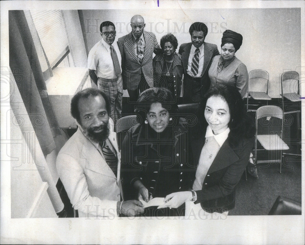 1976 Press Photo Lerone Bennett President Connie Seals ABSE Chairman Author - Historic Images