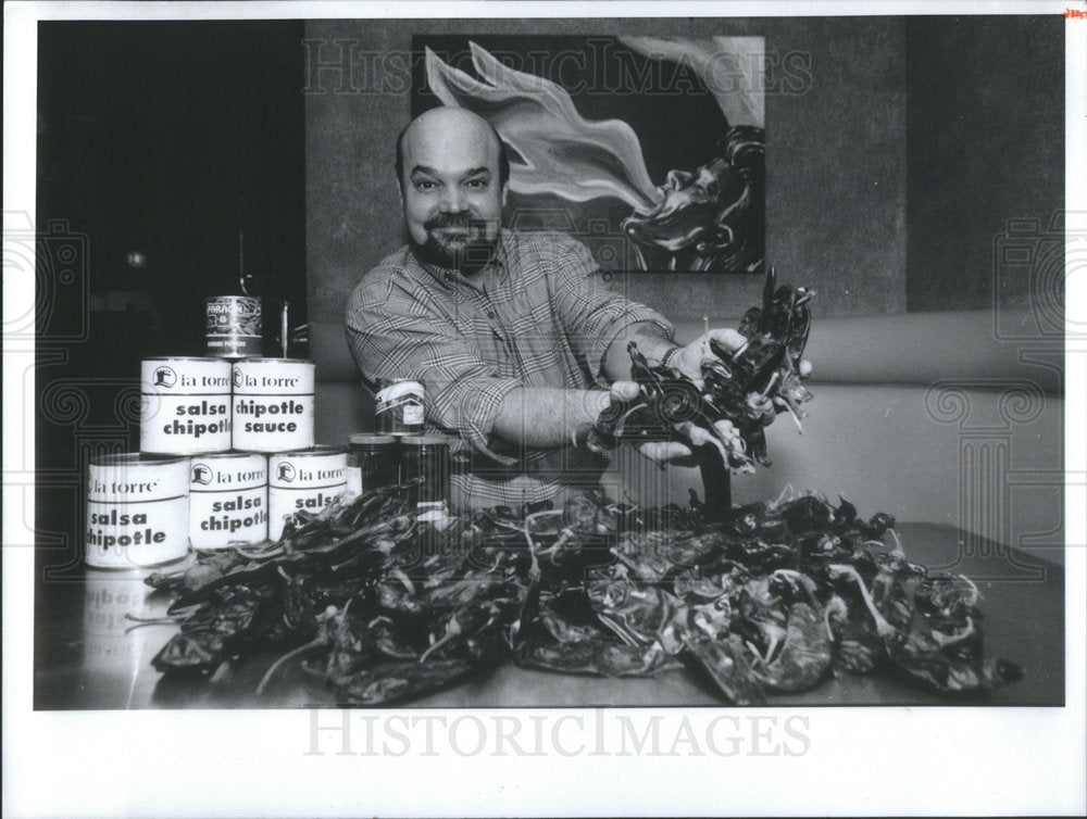 1993 Press Photo Chef John Tarezak with chile pappars in his Restaurant - Historic Images