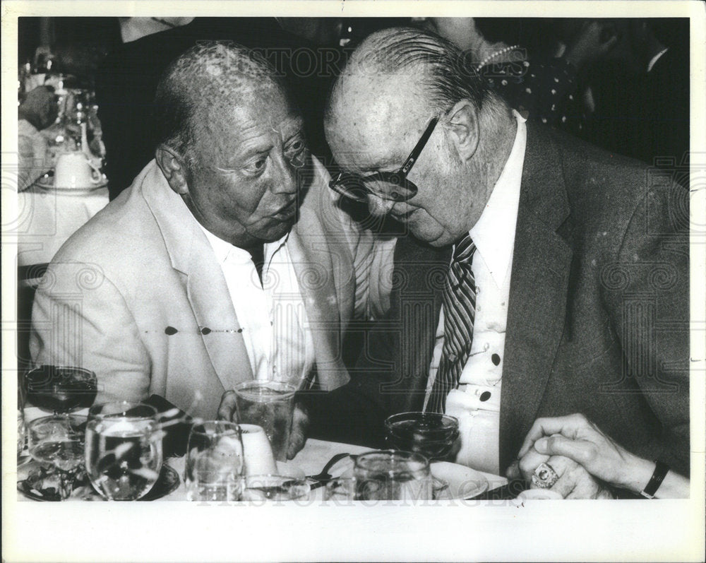 1984 Press Photo Lou Terry of G. Helleman's Old Style Beer bears up his Friend - Historic Images