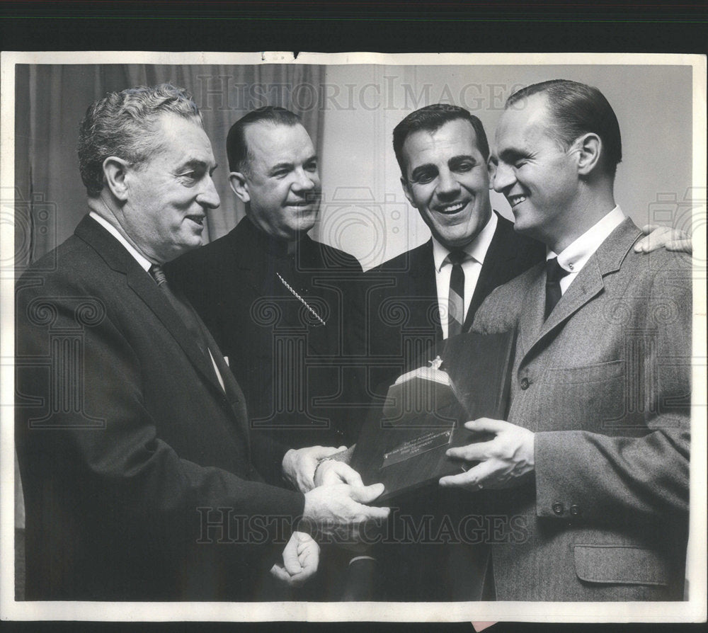 1964 Press Photo Comedian Bob Newhart Decency Entertainment Award Notre Club - Historic Images