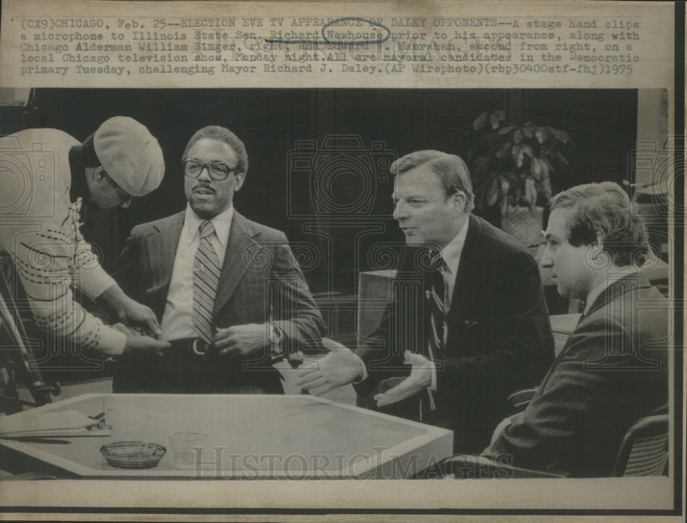 1975 Press Photo Stage Hand Clip Microphone Illinois State Senator Richard Prior - Historic Images