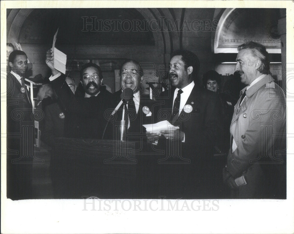 1987 Press Photo Mayor Eugene Sawyer Singer Bobby Short Singing Xnas song City - Historic Images