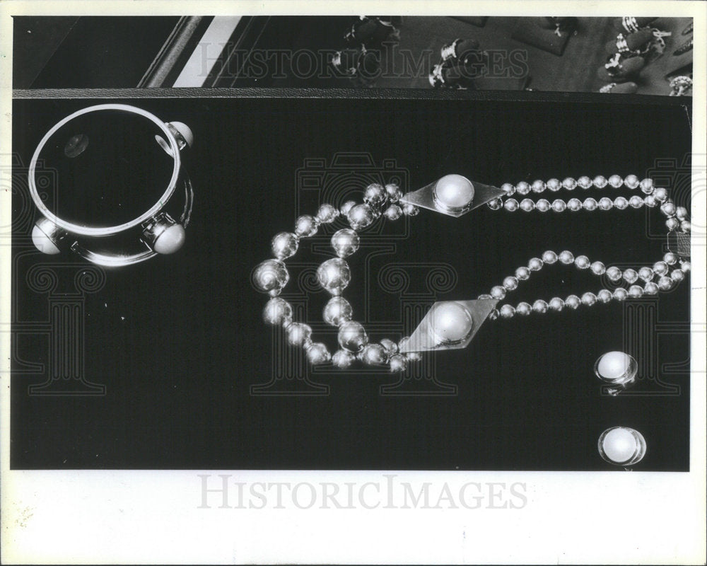 1984 Press Photo MJ Savitt necklace silver triangle beads pearls Stanley Korshak - Historic Images