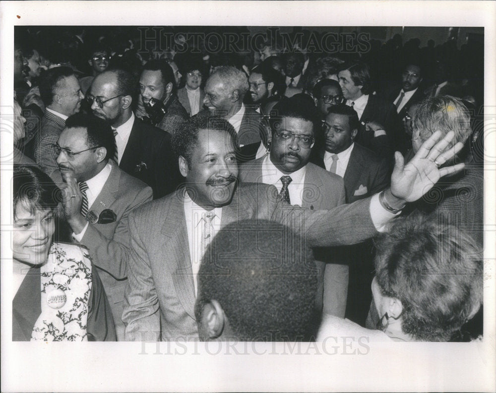 1989 Press Photo Mayor Sawyer Wades Through Crowd At Fund Raiser At Hilton - Historic Images