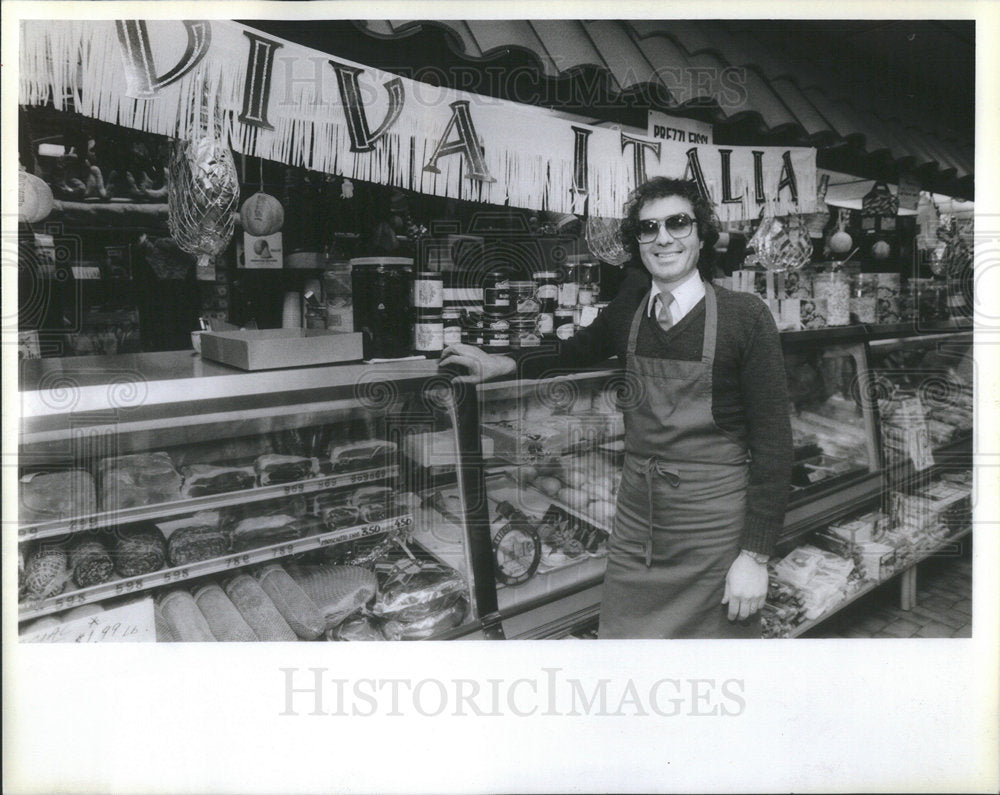 1985 Press Photo GINO BARTUCCI  STORE OWNER HARLEM AVENUE BUSINESS DISTRICT - Historic Images