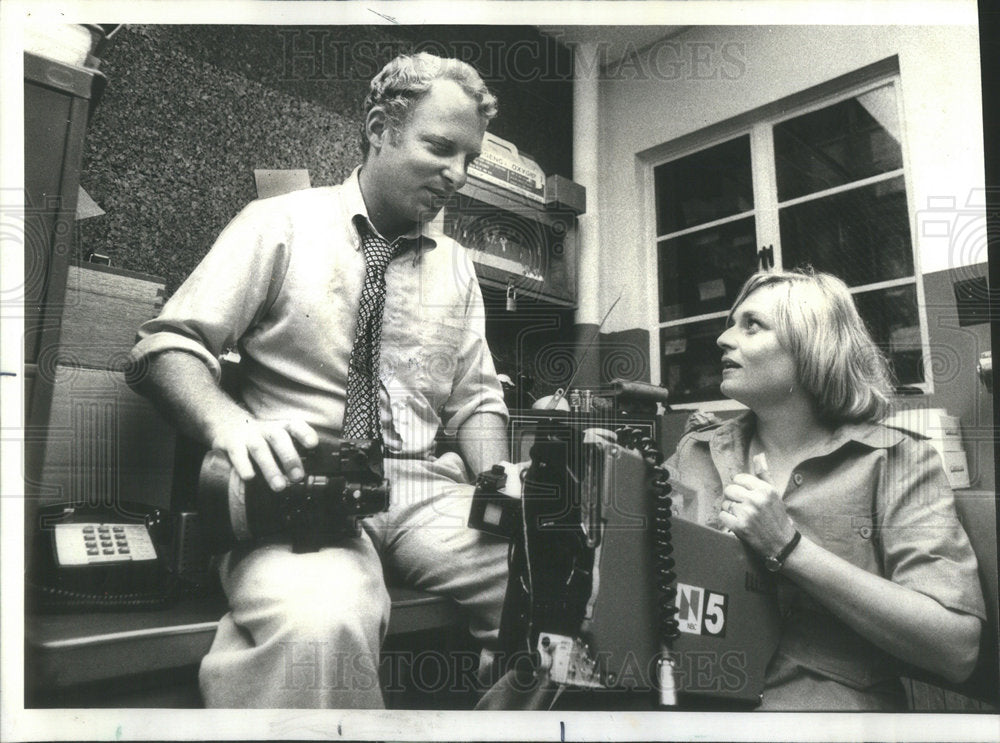 1977 Press Photo Television Newsman Rich Samuel Knock Street Friday Funeral - Historic Images