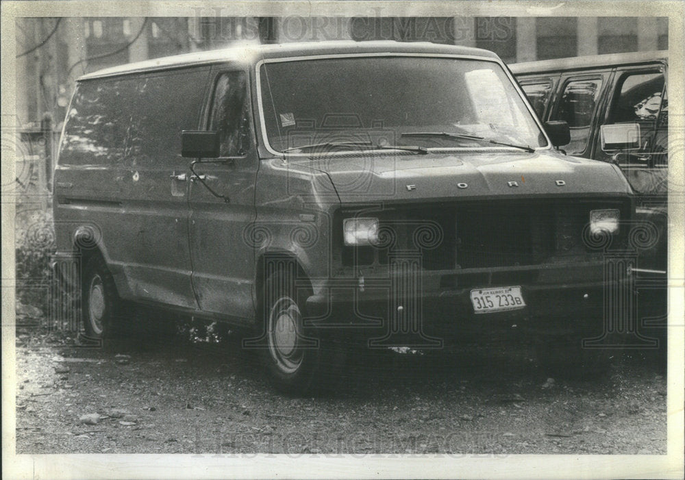 1981 Press Photo Police Confiscate Van Believed Used In Hit and Run - Historic Images