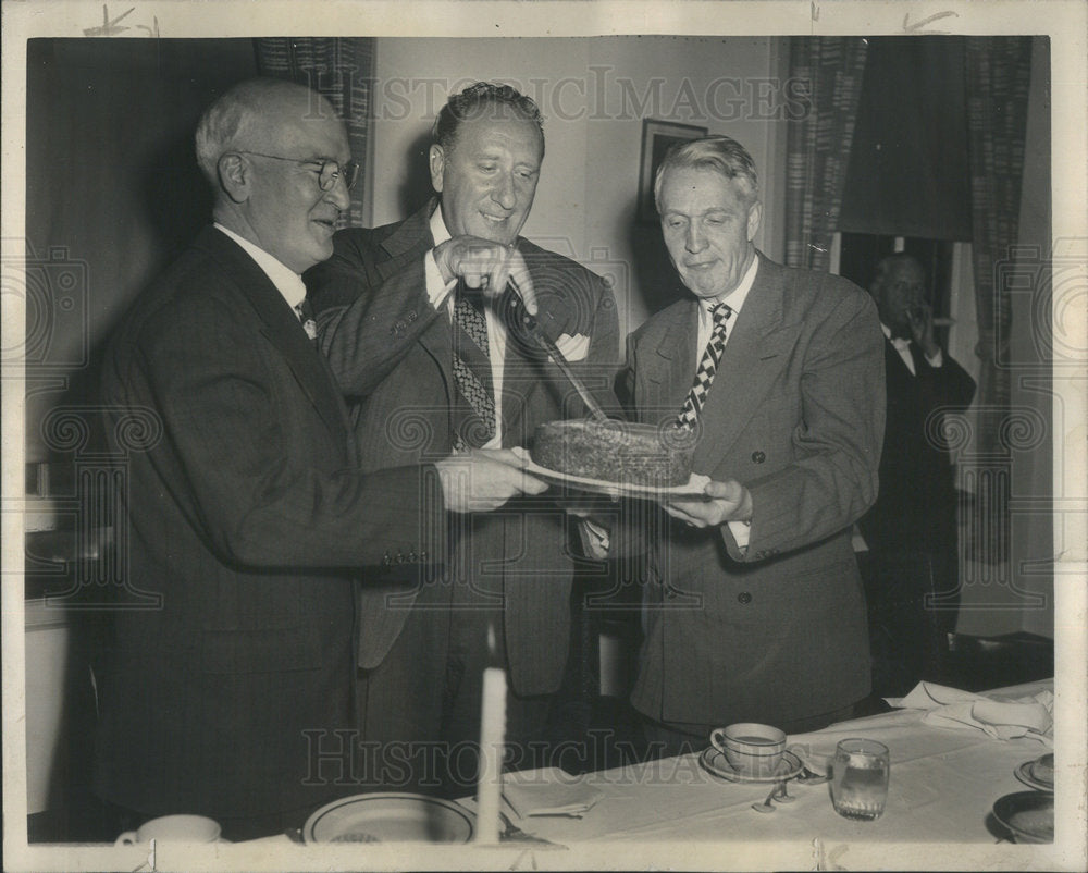 1946 Press Photo Judge Charles Byrne John Gutknecht Frank Sain County birthday - Historic Images