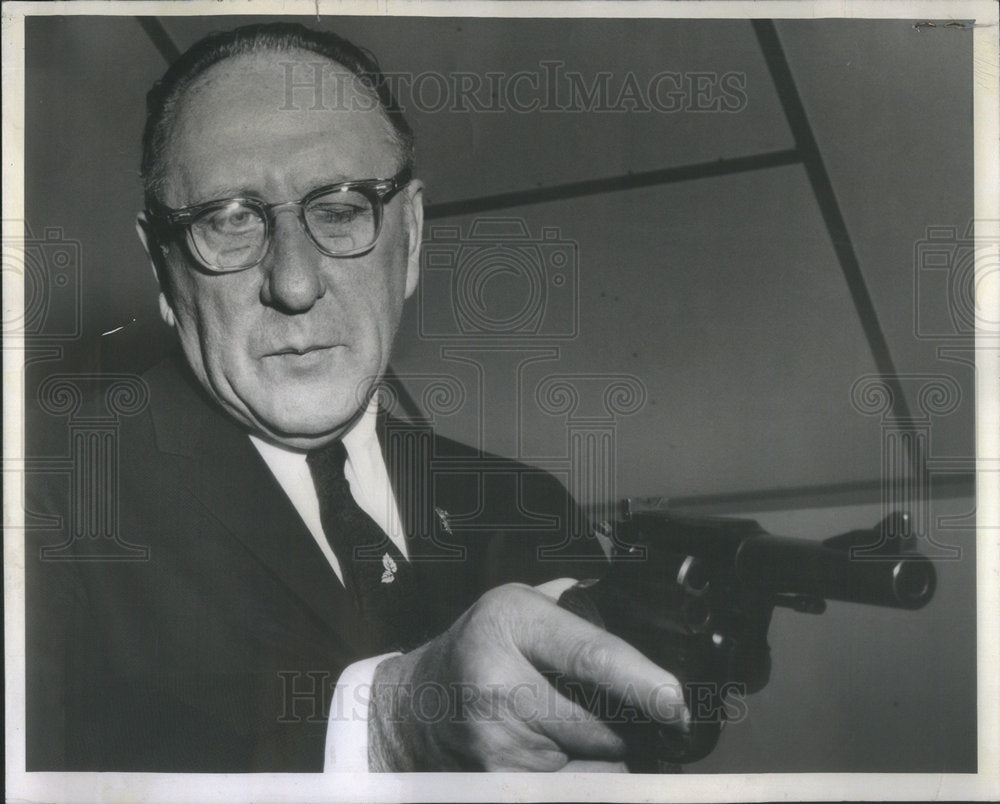 1959 Press Photo TV Sheriff Cook County Frank Sain gun target practice McCook - Historic Images