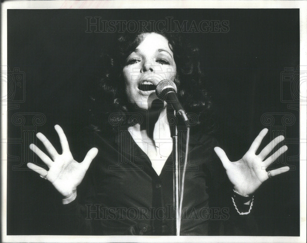 1977 Press Photo Carole Bayer Sager Producer Sing Tour Concert Ivanhoe Theater - Historic Images