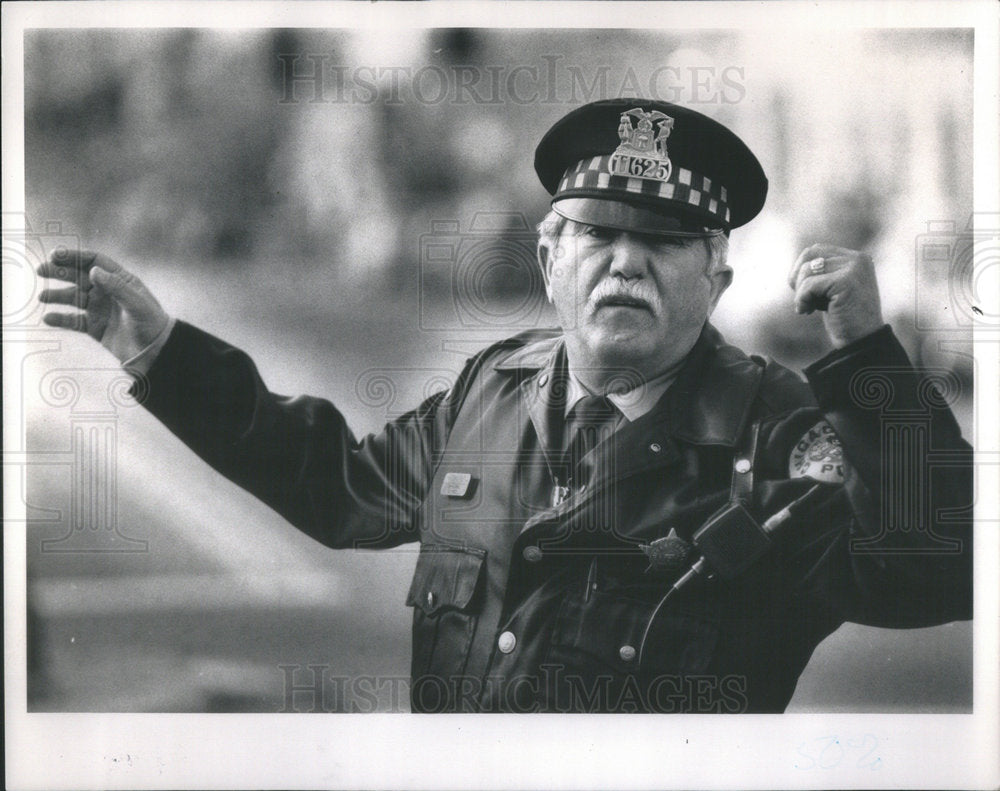 1989 Press Photo Officer Bill Pevichevich traffic duty Christmas Chicago - Historic Images