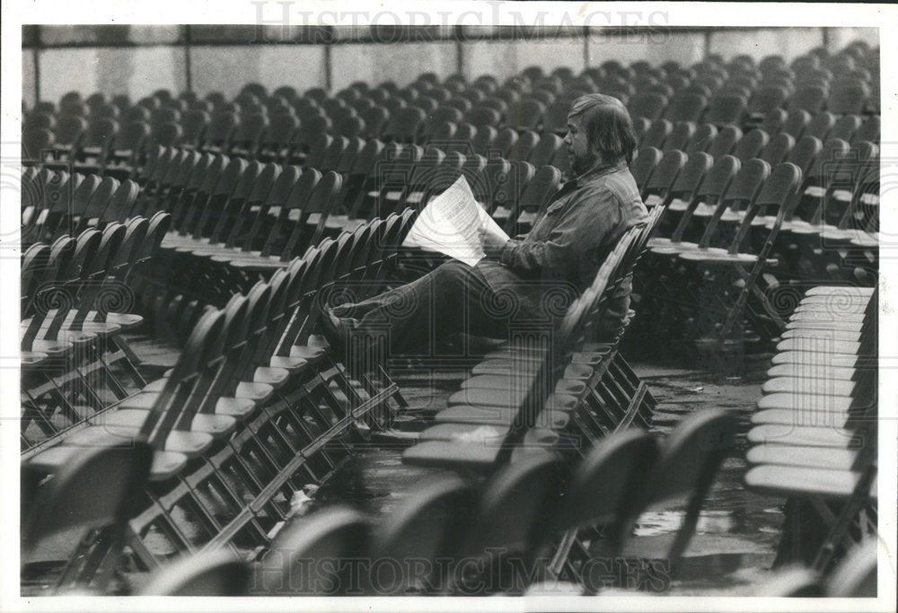 1978 Press Photo Choral director Thomas Ppeck prowls Mozart Requie band shell - Historic Images