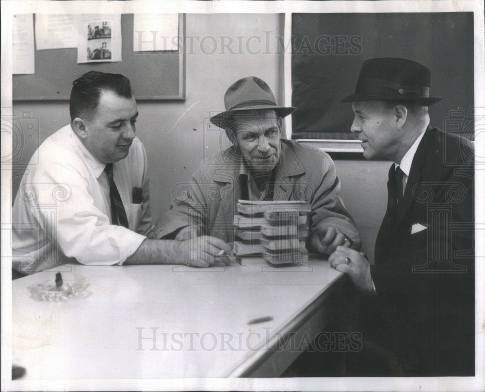 1962 Press Photo Charles Pearsyn Income Tax Refund Checks Thief Criminal - Historic Images