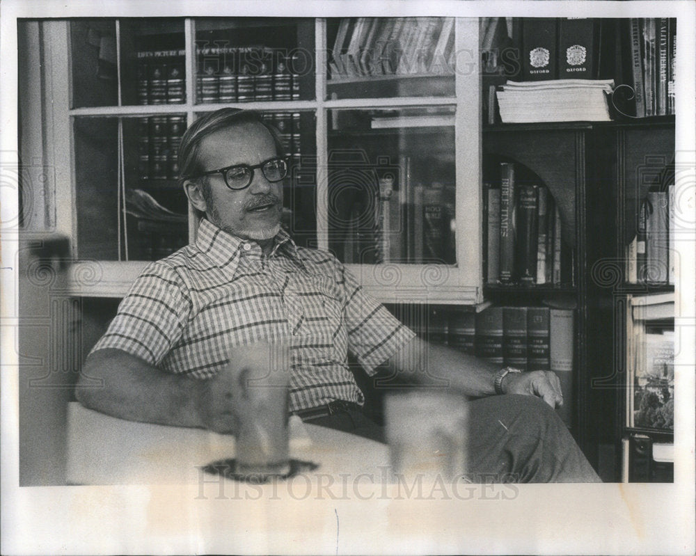 1975 Press Photo Edgar Peara Cries People Suicide Swallow Kitchen Plus Caption - Historic Images