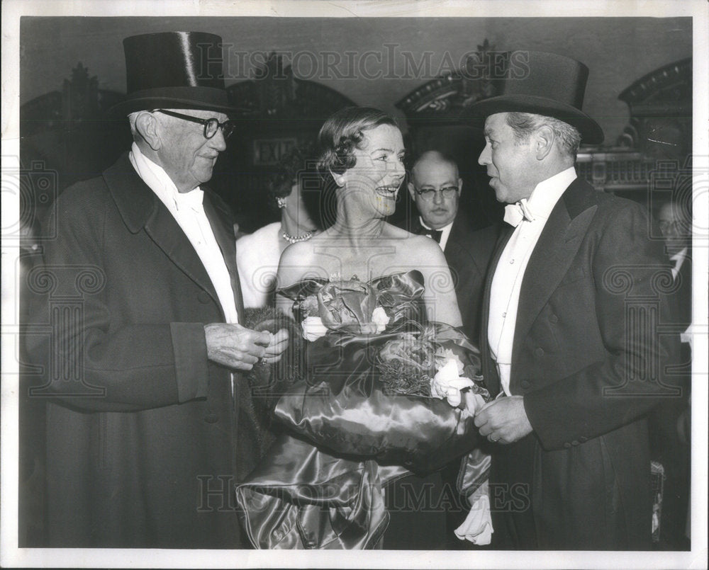 1958 Press Photo Mrs David Bell Peck II Escorted By Husband George Adams - Historic Images