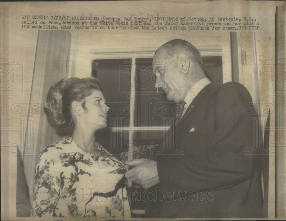 1967 Press Photo George Pearce Maid Of Cotton Called On Johnson At Whitehouse - Historic Images