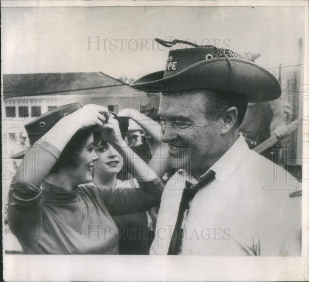 1964 Press Photo Christmas Bob Hope Anna Maria Alberthetti don air commando Jill - Historic Images