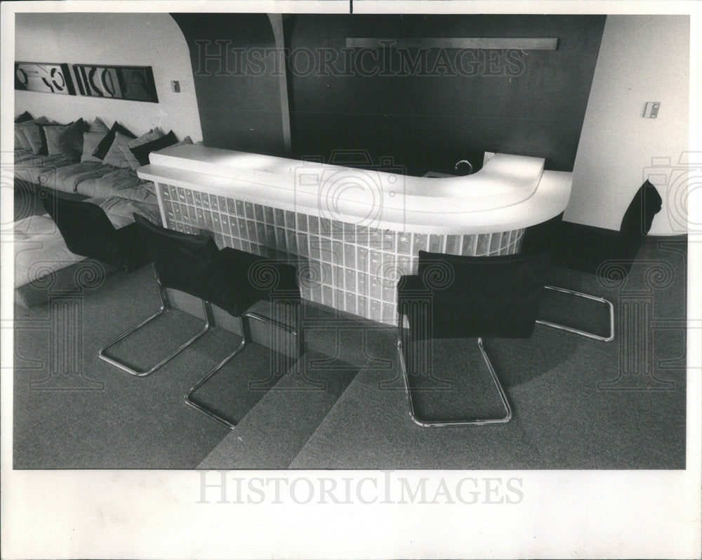 1985 Press Photo Maxine Valderrama Hancock Building mirrored wall dinning room - Historic Images