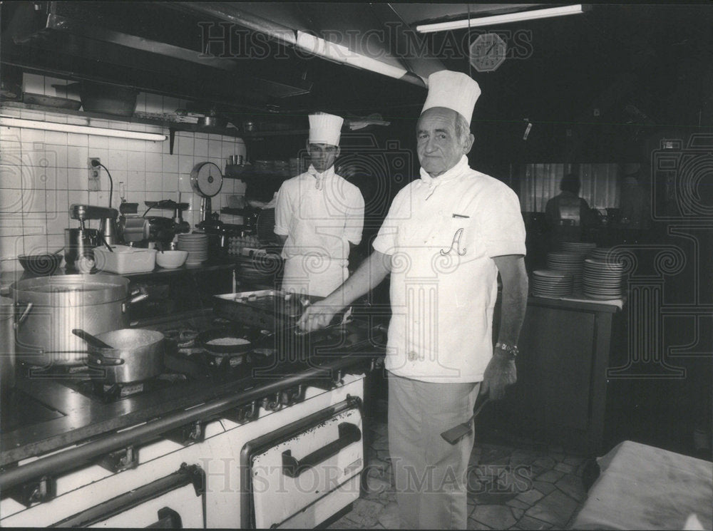 1987 Press Photo Chef Alfredo Valli risotto Milanese pancake food items prepare - Historic Images