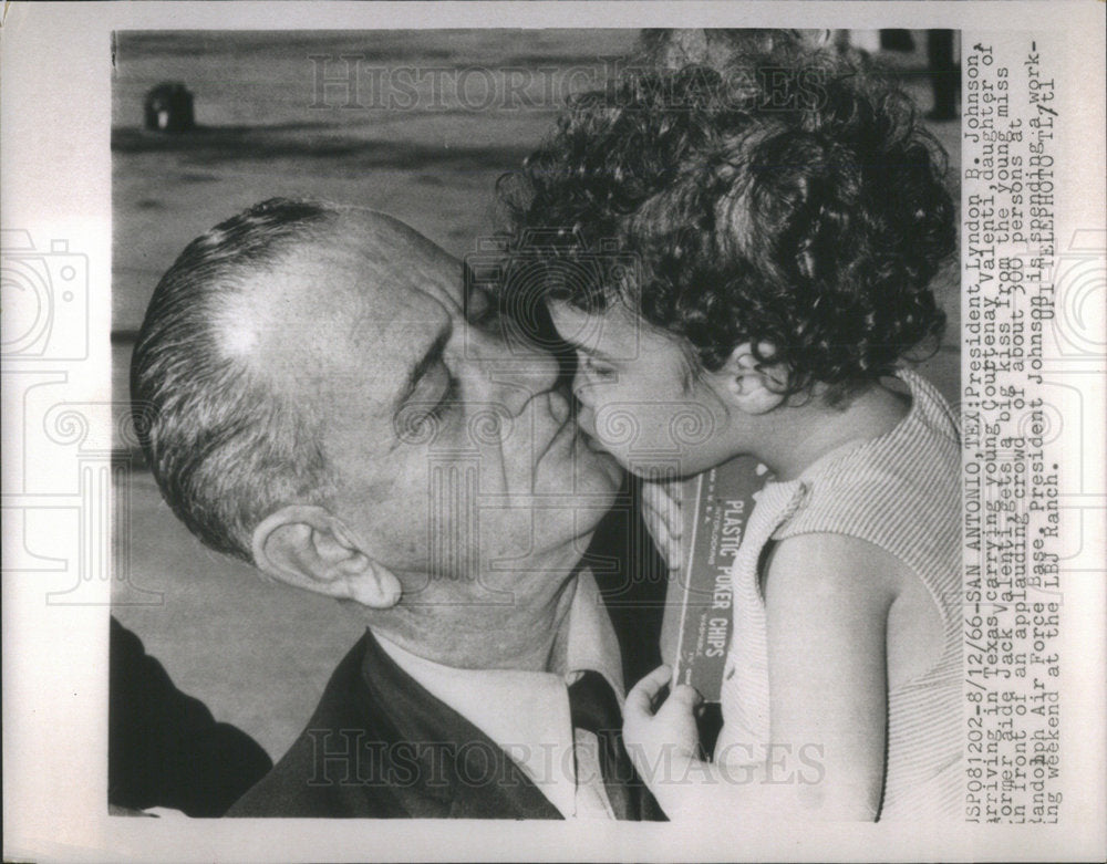 1966 Press Photo Lyndon Johnson Texas Courtenay Valenti Jack San Antonio LBJ - Historic Images