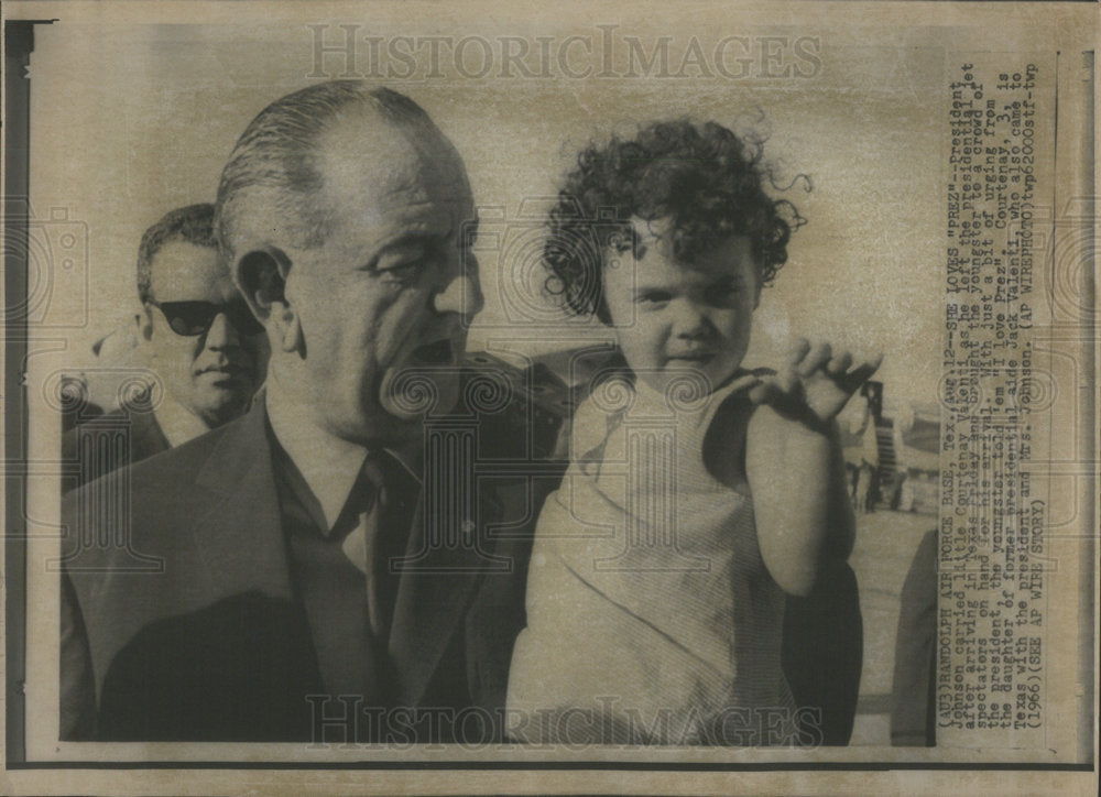 1966 Press Photo Courtney Valenti American Jet Pilot Spectators Entertainer Mich - Historic Images