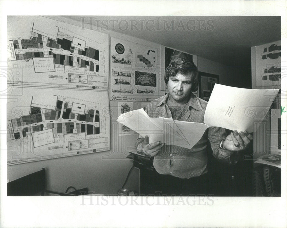 1979 Press Photo Dennis Bass Shop Center Build Work Jerry Davis Story Jim Frost - Historic Images