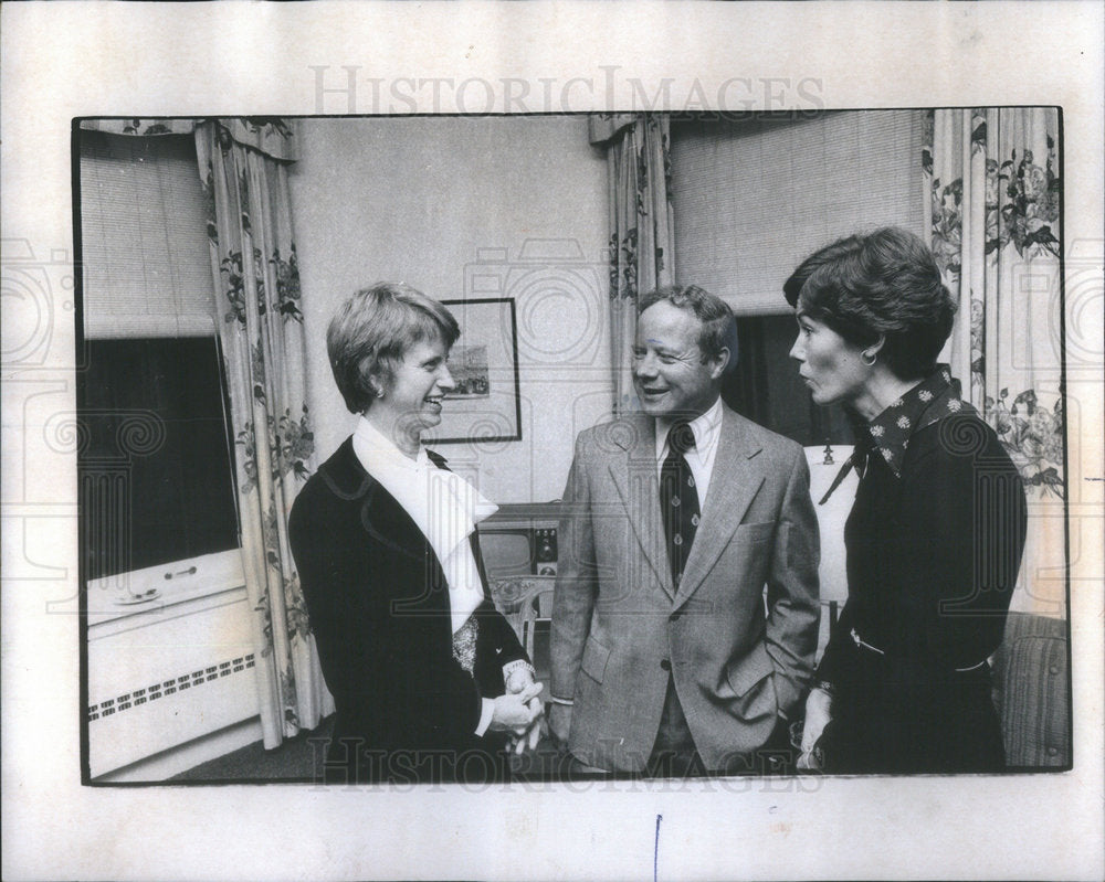 1975 Press Photo Junior League members Mary Gilmore Ann McDermott fashion Walton - Historic Images