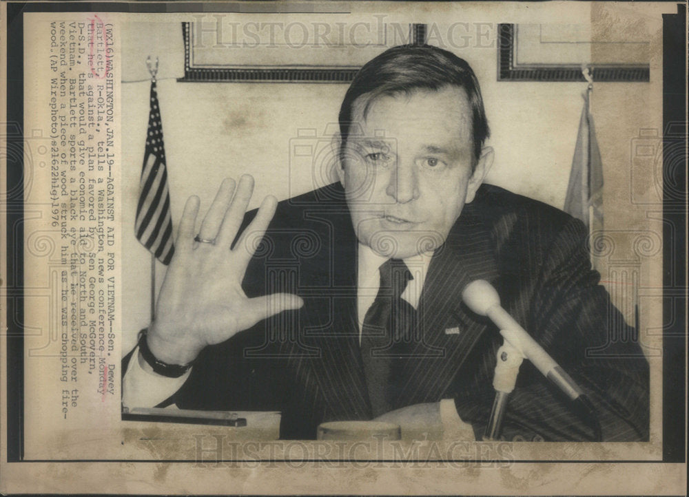 1976 Press Photo Senator Dewey Bartlett Washington News Conference - Historic Images