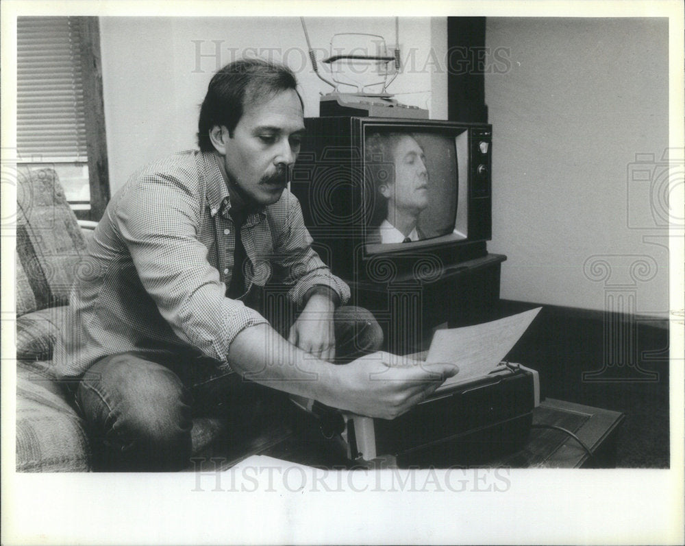 1984 Press Photo Joe Urbanik typewriter soap opera broadcast Postal Service - Historic Images