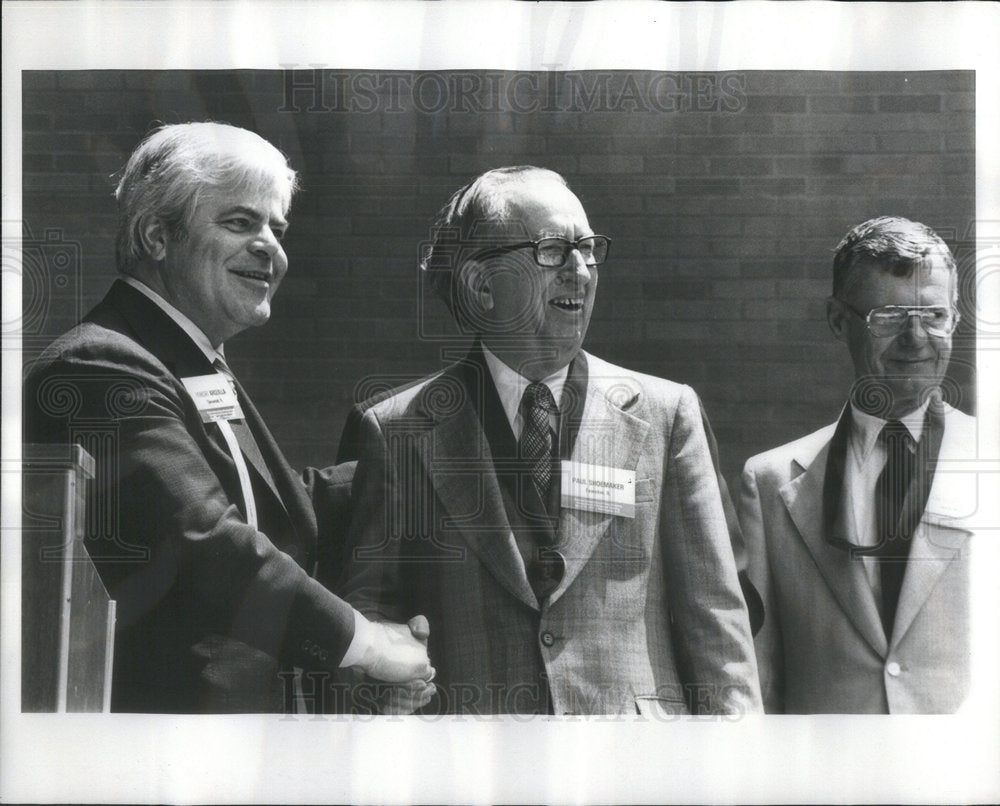 1977 Press Photo PAUL SHOEMAKER  EVANSTON MEDALLION ROBERT ARQUILLA - Historic Images