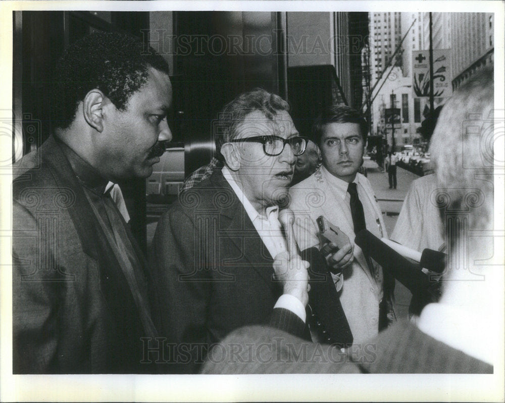 1987 Press Photo Bruce Sagen Speak To Media Tells Delegation Of Board Members - Historic Images