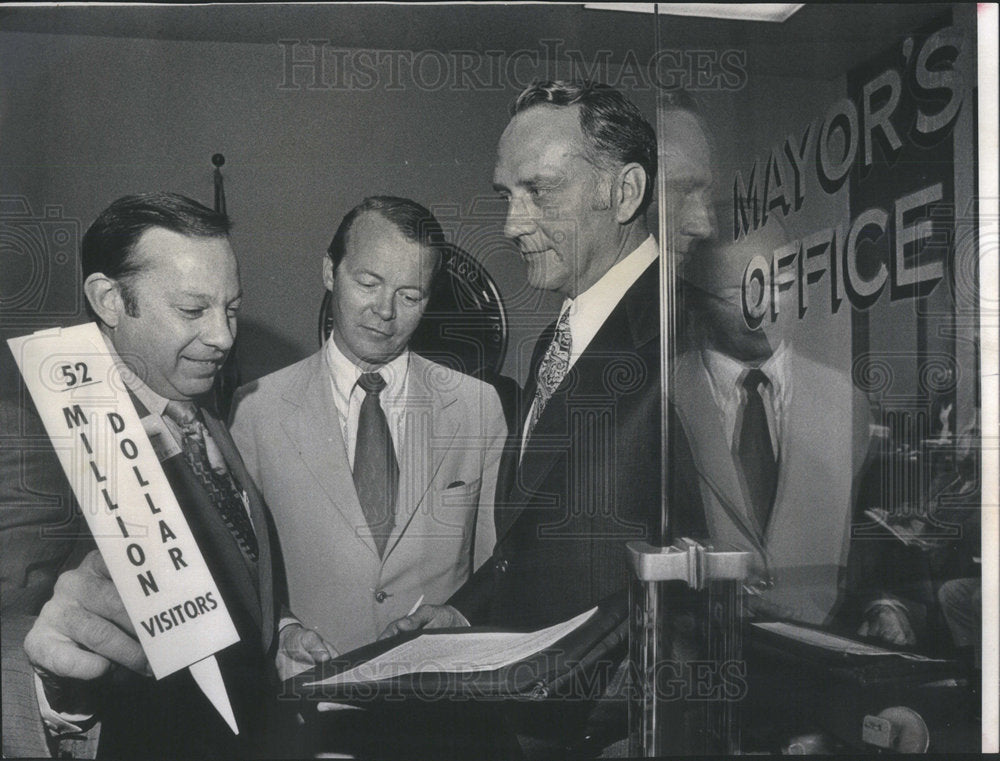 1972 JamesGray Larry Caine Frank Sain Of Convention Bureau Sign Pact - Historic Images
