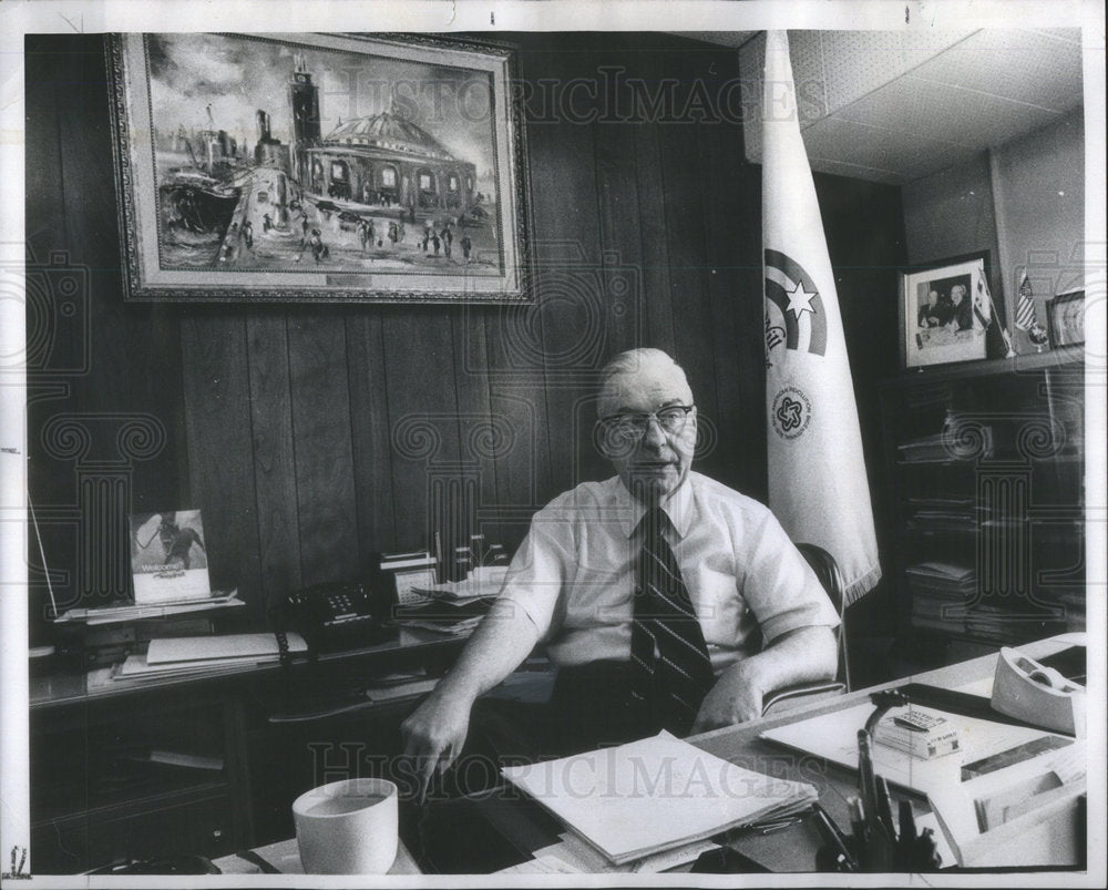 1976 Press Photo William Barry Deputy Port Director In Office Paint Of Navy Pier - Historic Images