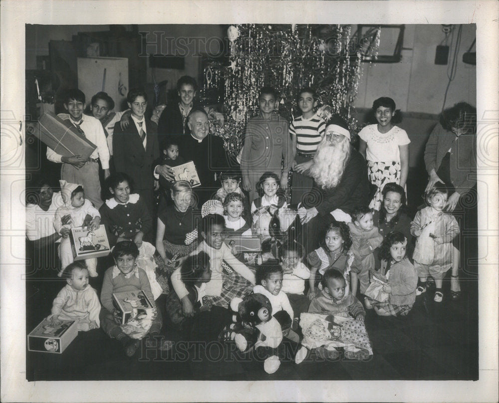 1952 Children Around Christmas Tree Sing Carlos During Sheils Party - Historic Images