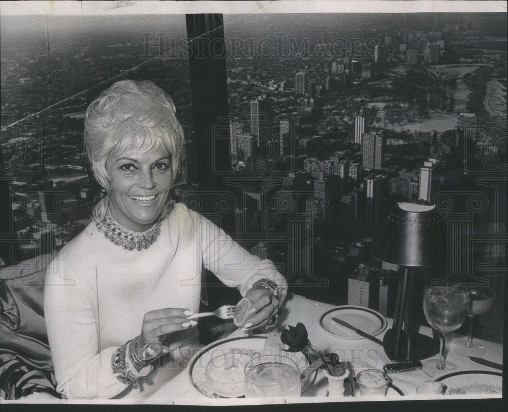 1971 Mrs Ariane Shepherd widow Dr Sam Shepherd Chicago Hancock Build - Historic Images