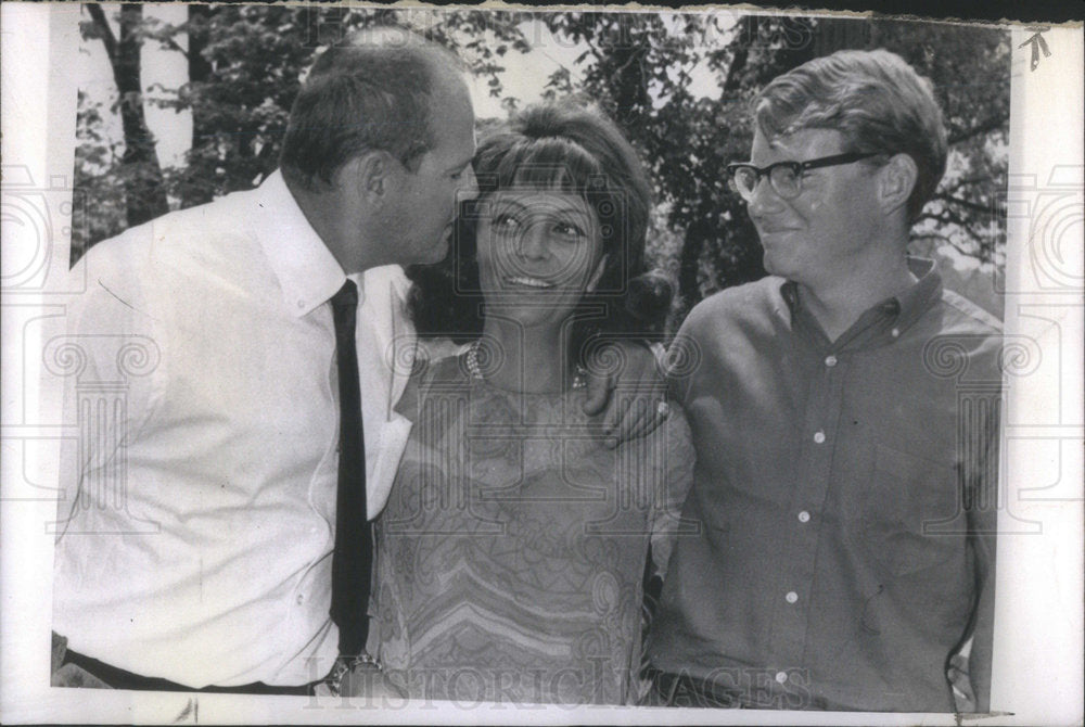 1977 Press Photo Dr Sam Sheppard Family Smiles After Hearing Court Decision - Historic Images