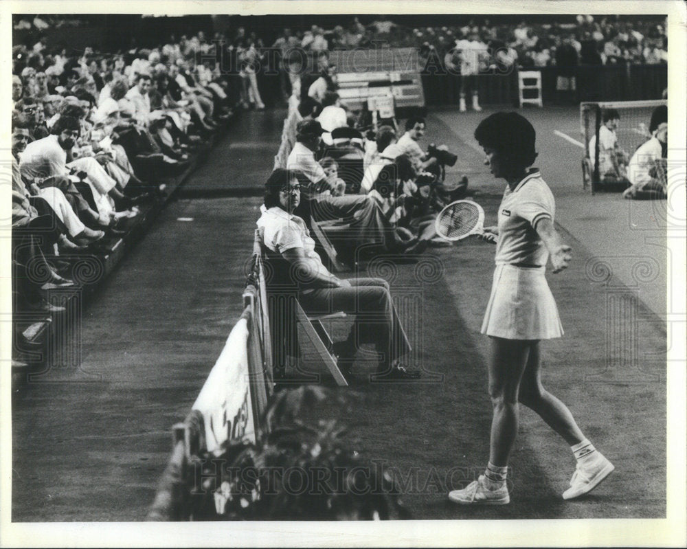 1981 Press Photo Tracy Austin Has Virginia Wade Talking To Crowd After Dispute - Historic Images