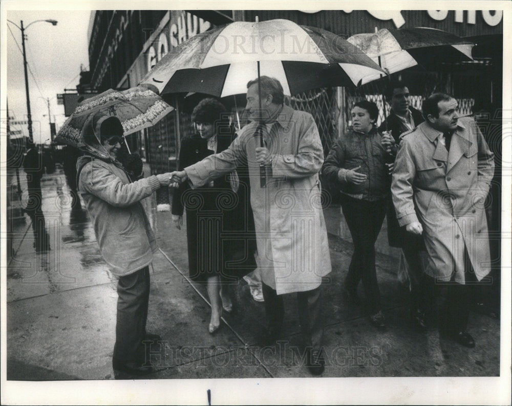 1986 Press Photo Edward Vrdolyak Denise Commercial Avenue Julian Soggy Christmas - Historic Images