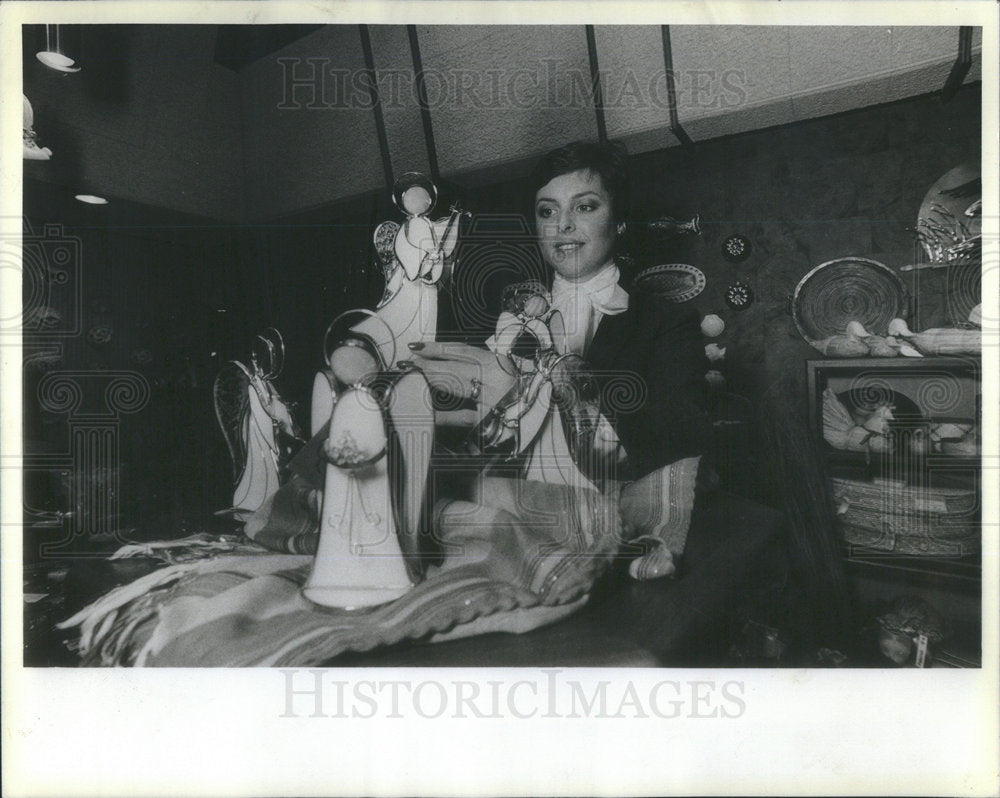 1984 Press Photo Stewardess Bonnie Sheil In Her Gift Shop - Historic Images