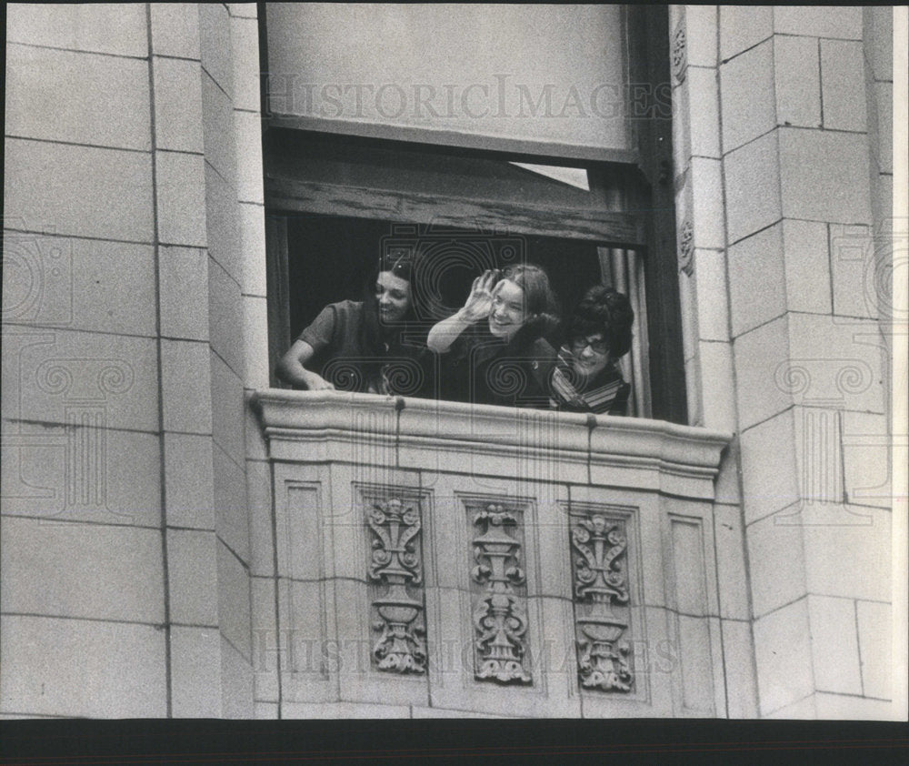 1971 Wrigley Building Office Workers Lean Out To Greet Astronauts - Historic Images