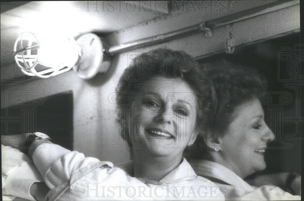 1985 Press Photo Actress Carole Shelley Dressing Room Off Broadway Toreadors - Historic Images