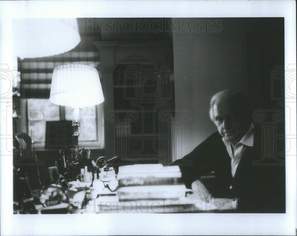 1987 Press Photo Author Sidney Sheldon In His Office - Historic Images