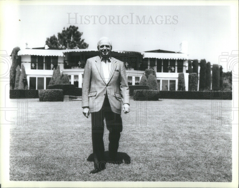 1988 Press Photo Poor Sidney Sheldon&#39;s Hotdog Decides to Ride Beverly Hills Bus - Historic Images